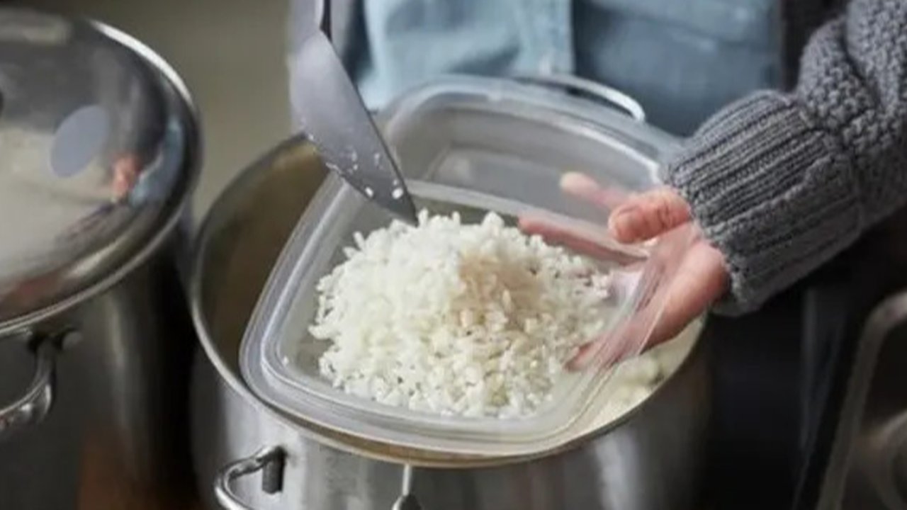 Pemerintah akan membagikan secara gratis Alat Memasak Berbasis Listrik (AML) yang berbentuk penanak nasi (rice cooker). Foto: Freepik