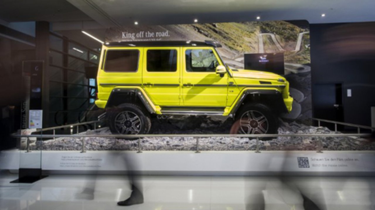 Pengunjung menghadiri pembukaan pameran Indonesia International Motor Show (IIMS) 2023 di Jiexpo Kemayoran, Jakarta, Kamis (16/2/2023). IIMS 2023 yang berlangsung pada 16-26 Februari menghadi