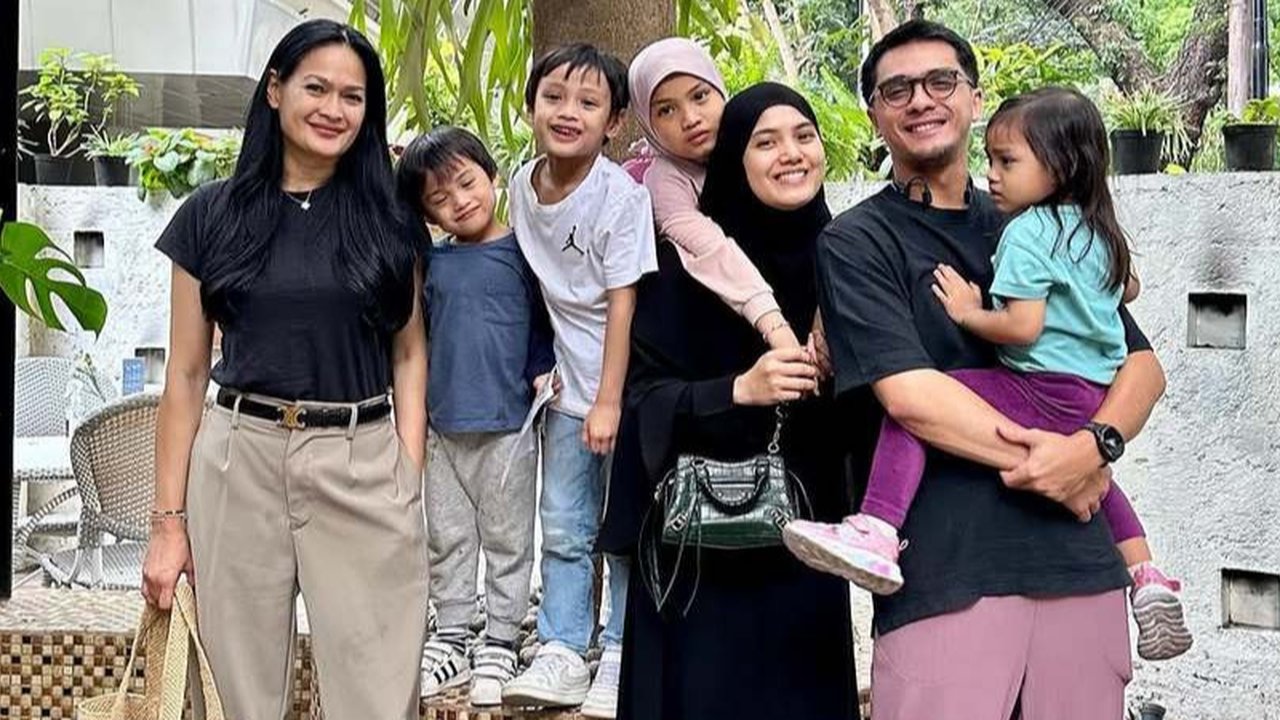 Tak heran jika warganet selalu kagum dengan Donna Harun, yang meski sudah jadi grandma 4 cucu tapi tetap tampil elegan dan mengesankan.