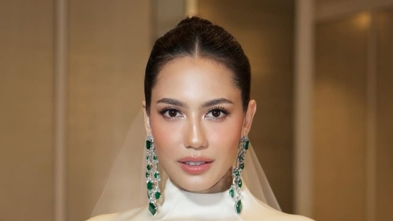 Pevita Pearce menggelar resepsi pernikahan di Kuala Lumpur, Malaysia pada Minggu, (5/1). Pada salah satu looknya, Pevita tampil dengan gaun putih gading yang dipadukan dengan perhiasan emerald mewah yang membuatnya tampil berkelas.