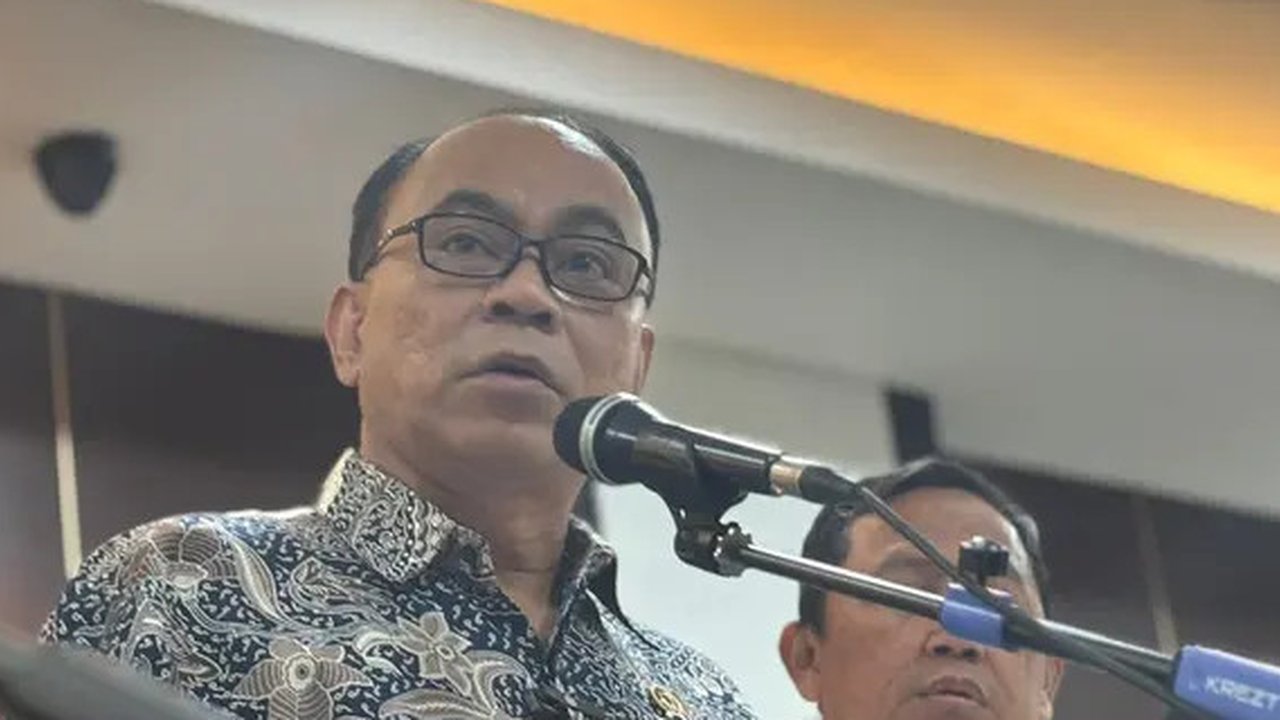 Menteri Koperasi Budi Arie Setiadi menjalani pemeriksaan di Bareskrim Polri, Jakarta Selatan, Kamis (19/12/2024). Ketua Umum Projo itu diperiksa terkait kasus judi online di Kementerian Ko