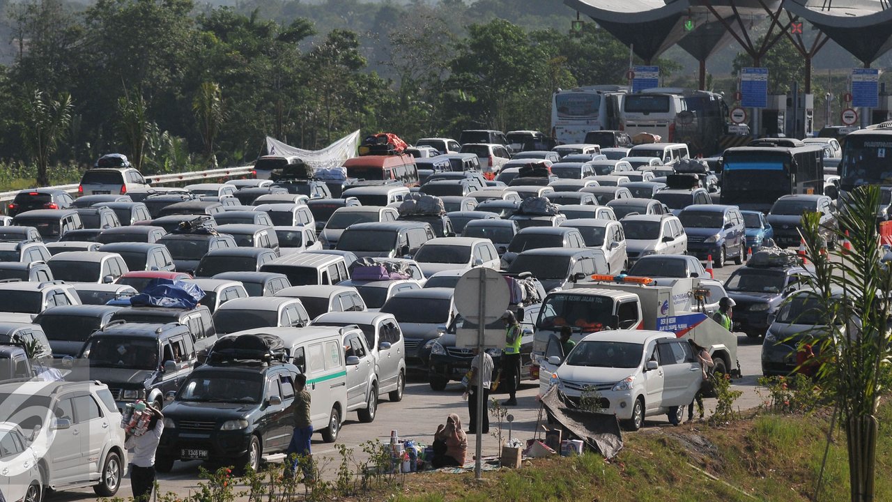 Usai keluar dari gerbang Tol Palimanan, para pemudik masih terjebak macet panjang, Jabar, Rabu (15/7/2015). H-2 Lebaran, ribuan kendaraan terjebak macet hingga 38 Km antara jalan tol Cipali hingga tol Palikanci. (Liputan6.com/Herman Zakharia)