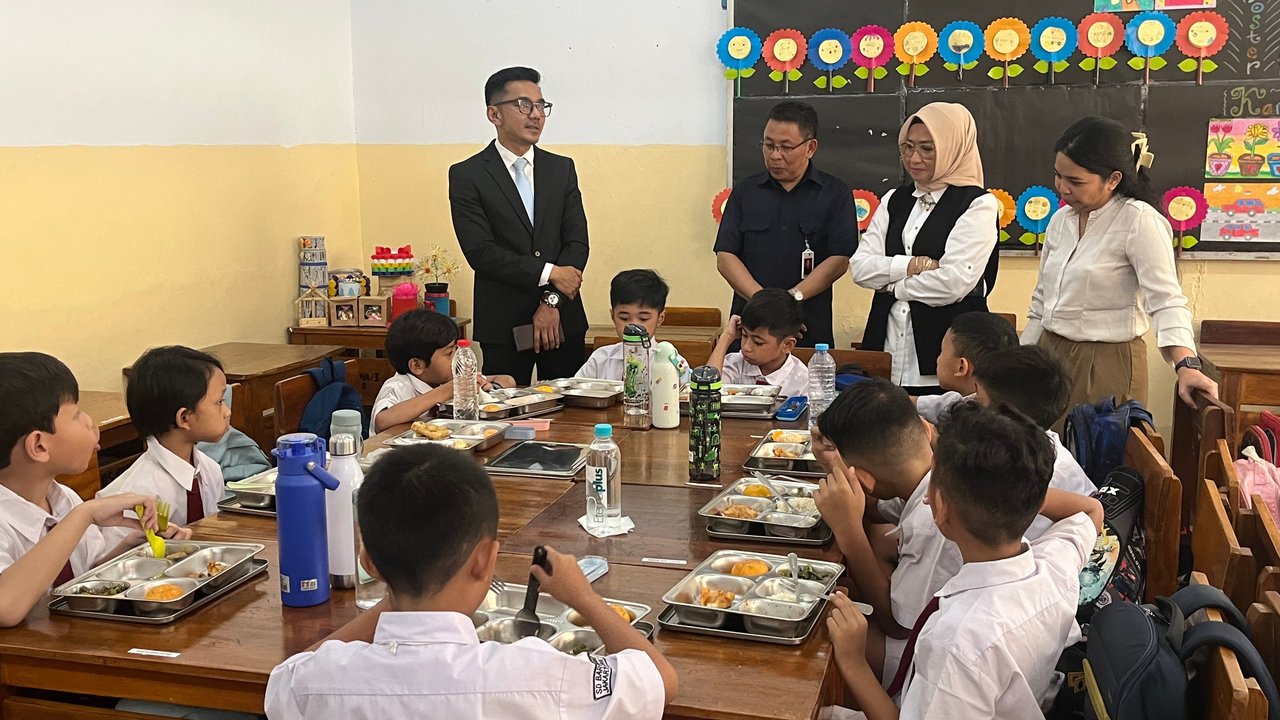 Makan Bergizi Gratis Dimulai, Siswa SD di Jakarta Bawa Sendok dan Botol Minum Sendiri