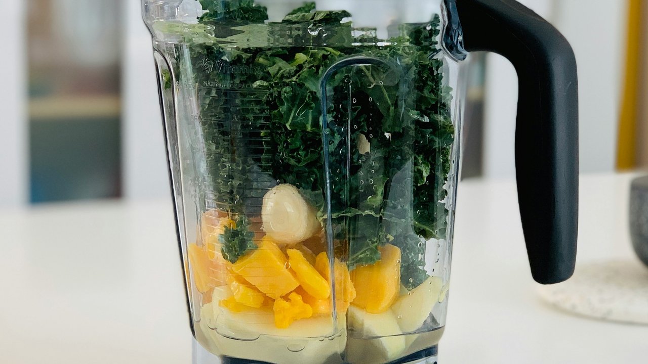 Menghaluskan makanan dengan blender. (Foto: Unsplash/Andrea Niosi)