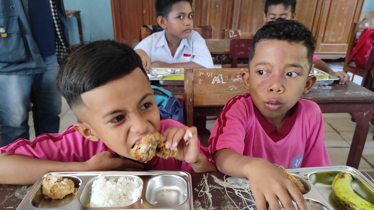 makan bergizi gratis di kupang