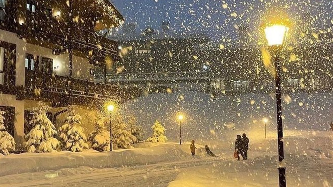 Tak Perlu Bawa Semua Pakaian Tebal, Berikut 8 Tips Hemat Koper Liburan di Negara Bersalju!