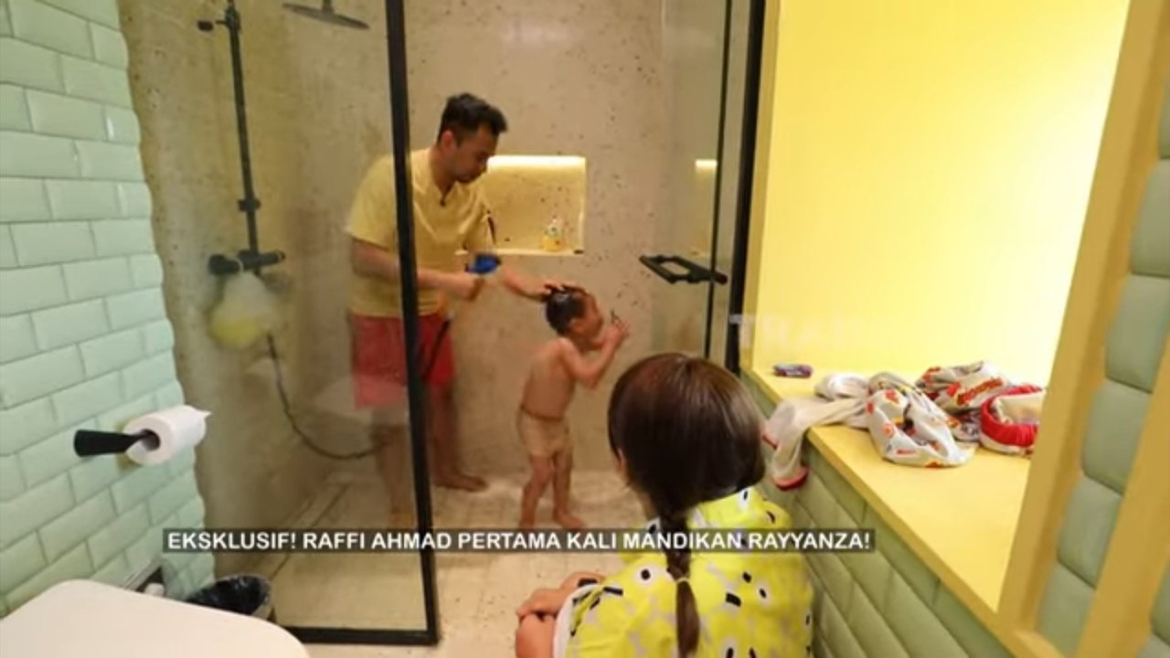 Potret Raffi Ahmad Cuci Mobil Sampai Mandikan Rayyanza, Selalu Luangkan Waktu Meski Sibuk Jadi Artis, Pengusaha & UKP