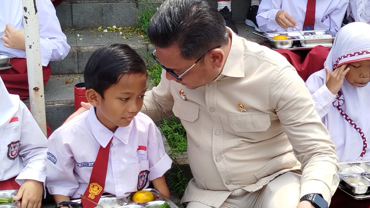 Antusias Siswa SD dan SMP saat Dapat Makan Bergizi Gratis