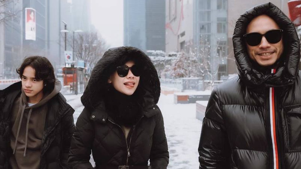 Banyak yang salah fokus dan awalnya mengira Tiko Aryawardhana sebagai mendiang Ashraf Sinclair dalam foto yang dibagikan BCL di Instagram. Gimana komentar KLovers?