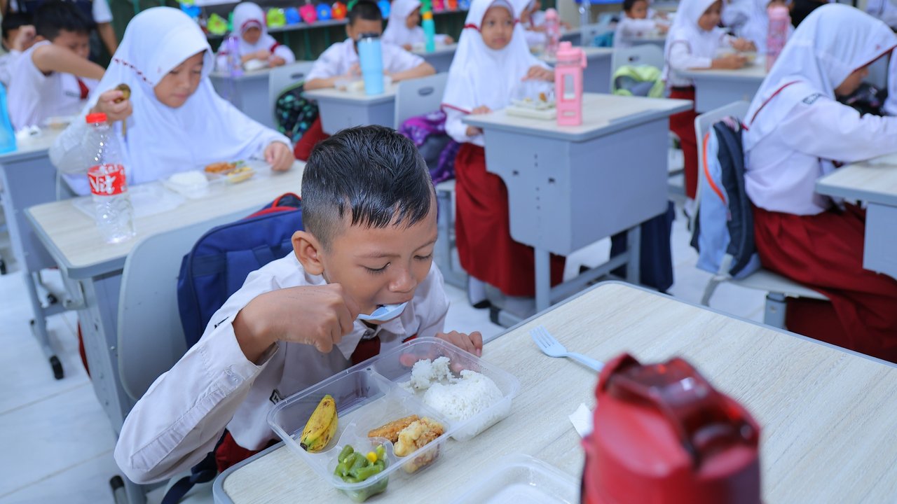 makan bergizi gratis di Palembang