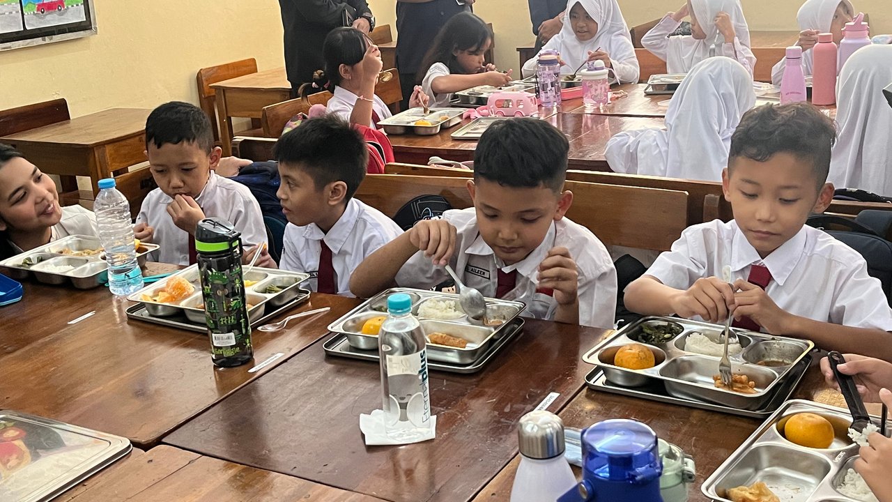 Makan Bergizi Gratis Dimulai, Siswa SD di Jakarta Bawa Sendok dan Botol Minum Sendiri
