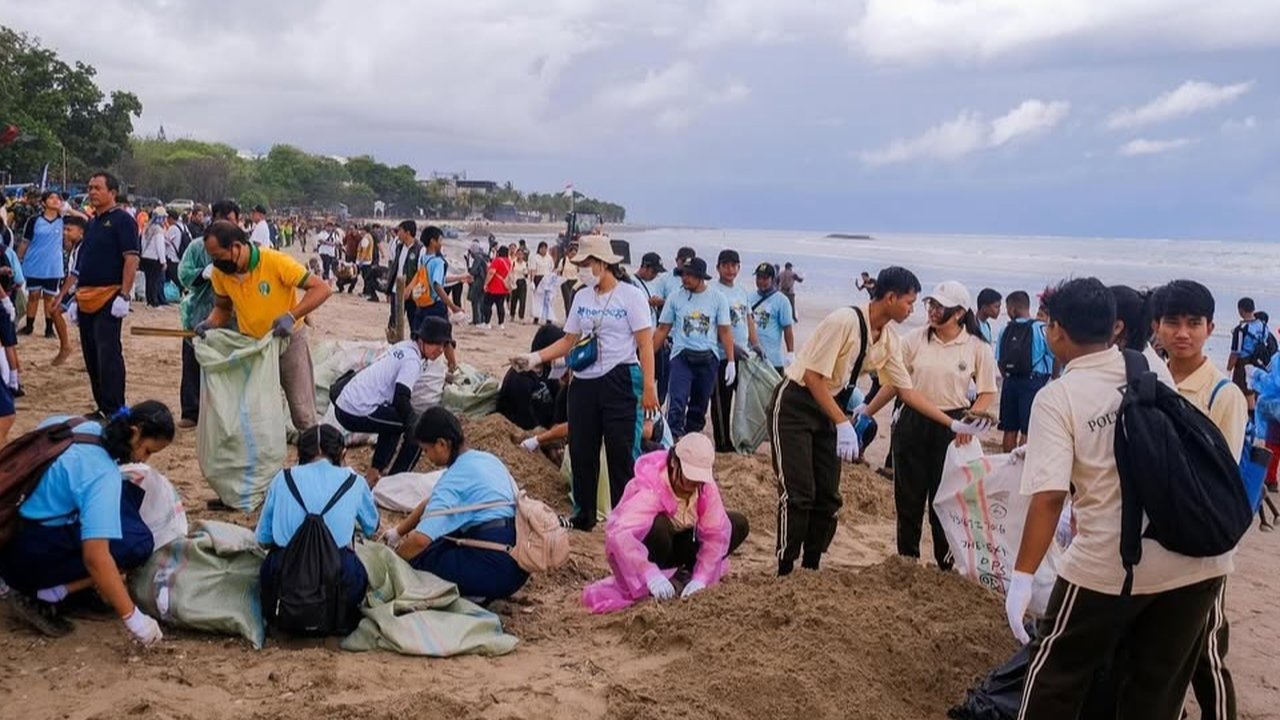 Bersih-bersih Pantai Bali