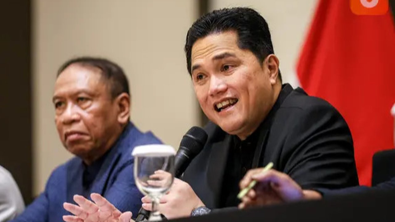 Ketua Umum PSSI, Erick Thohir (tengah) bersama jajarannya meninggalkan tempat konferensi pers terkait rencana baru perkembangan Timnas Indonesia yang berlangsung di Menara Danareksa, Kemay
