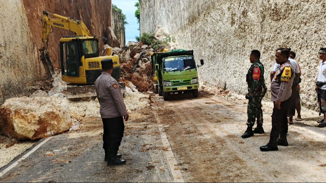 tebing tanah barak longsor
