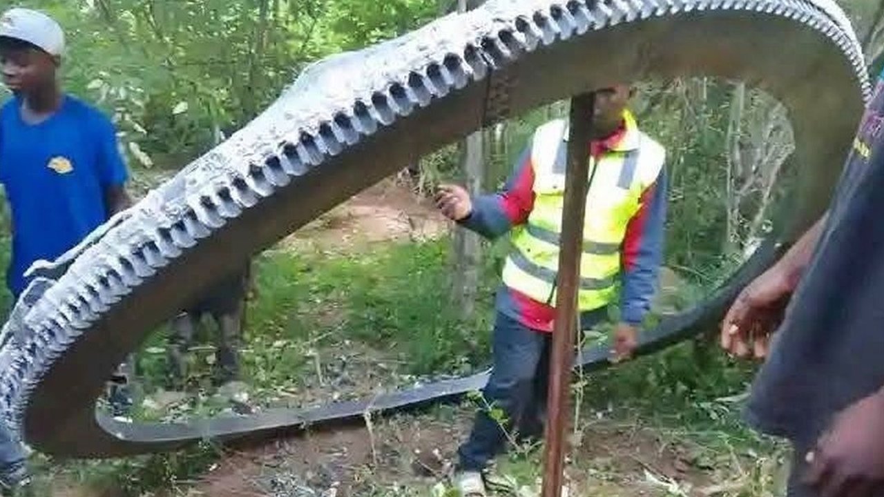 cincin logam raksasa jatuh di kenya