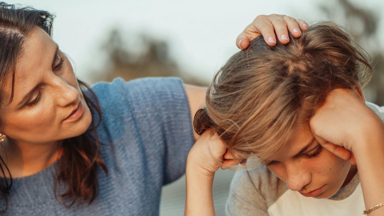 Ibu dan Anak Menggunakan Headphone