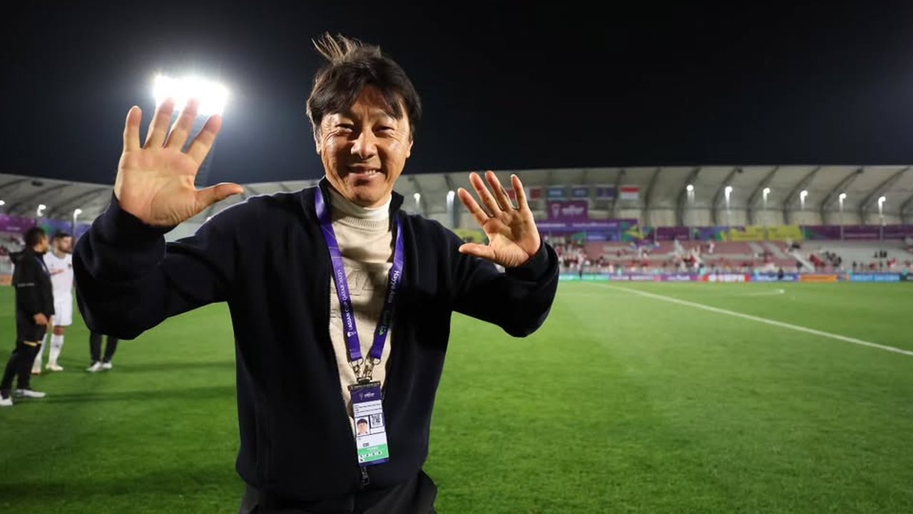 Meski dikenal tegas, Shin Tae Yong juga memiliki sisi hangat yang sering terlihat di sela-sela pertandingan. Salah satu potret terkenalnya adalah ketika ia tersenyum lebar dengan kedua tangan terangkat di malam kemenangan. . (Liputan6.com/IG/@shintaeyong7777)