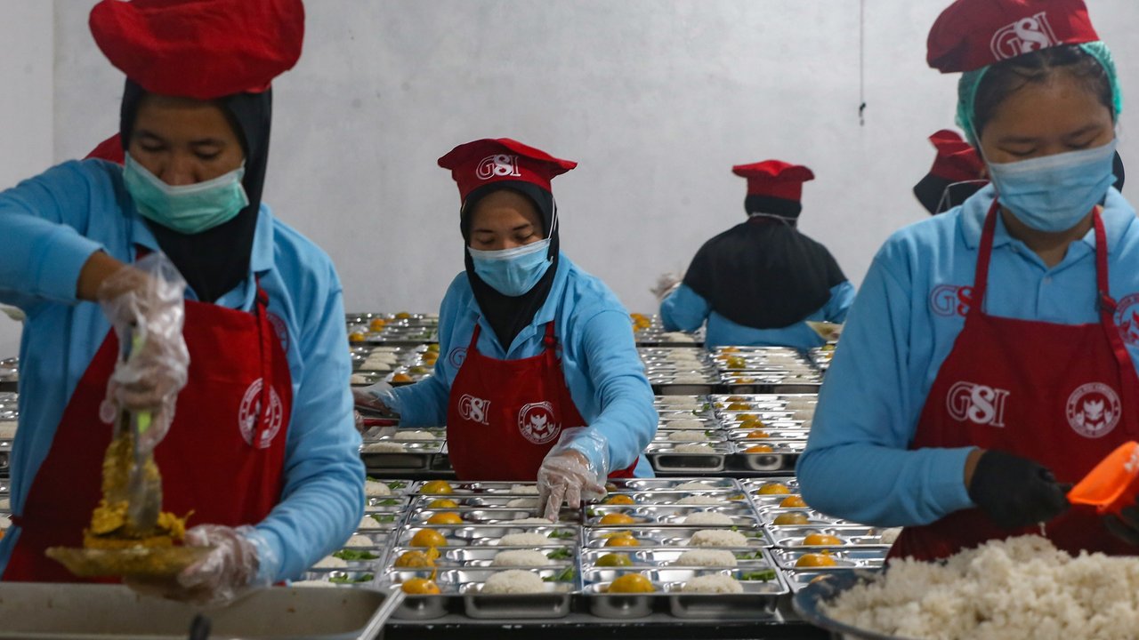 Pekerja menyiapkan menu Makan Bergizi Gratis (MBG) di Satuan Pelayanan Pemenuhan Gizi (SPPG) atau Dapur Kebayunan di Tapos, Depok, Jawa Barat, Senin (6/01/2025). Dapur Kebayunan, ang merupakan mitra mandiri Badan Gizi Nasional (BGN), memproduksi 16.203 porsi Makan Bergizi Gratis (MBG) setiap harinya.