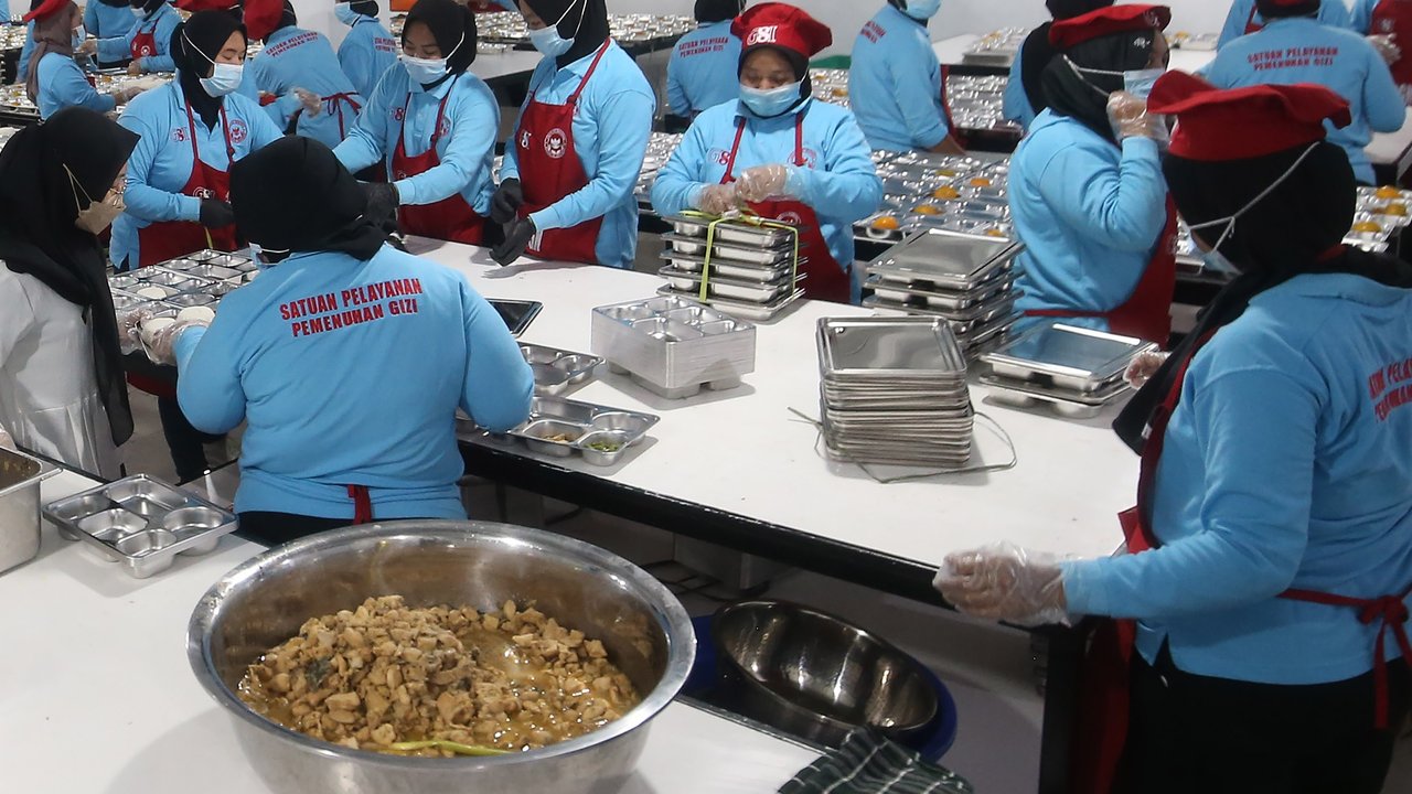 Pekerja menyiapkan menu Makan Bergizi Gratis (MBG) di Satuan Pelayanan Pemenuhan Gizi (SPPG) atau Dapur Kebayunan di Tapos, Depok, Jawa Barat, Senin (6/01/2025). Dapur Kebayunan, ang merupakan mitra mandiri Badan Gizi Nasional (BGN), memproduksi 16.203 porsi Makan Bergizi Gratis (MBG) setiap harinya.