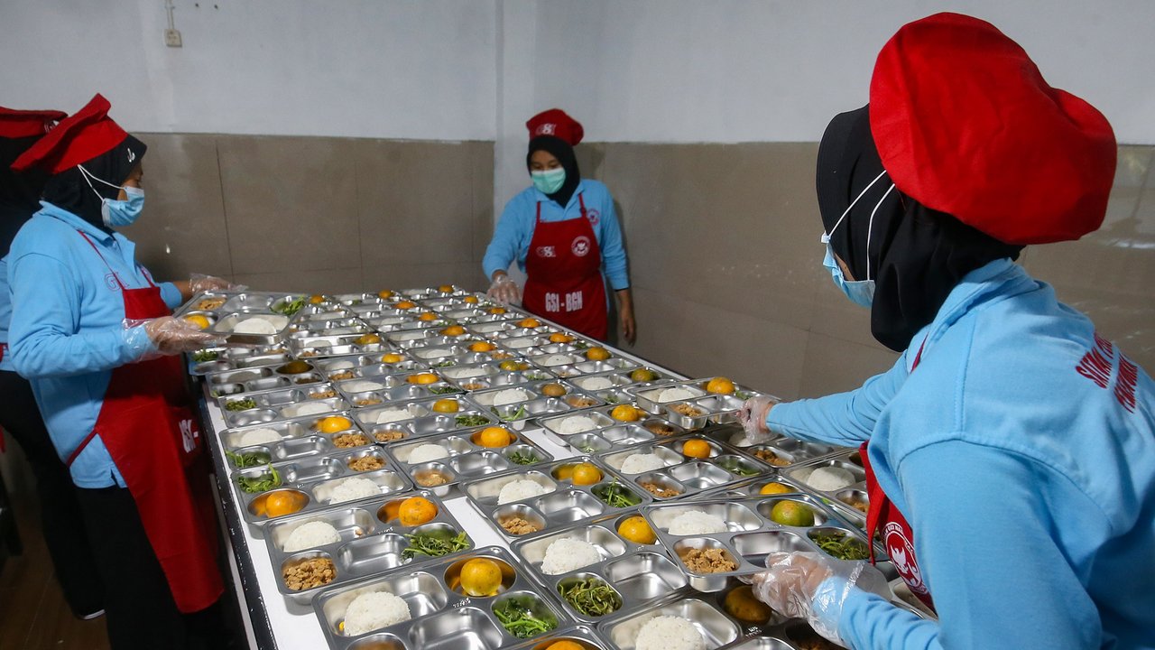 Pekerja menyiapkan menu Makan Bergizi Gratis (MBG) di Satuan Pelayanan Pemenuhan Gizi (SPPG) atau Dapur Kebayunan di Tapos, Depok, Jawa Barat, Senin (6/01/2025). Dapur Kebayunan, ang merupakan mitra mandiri Badan Gizi Nasional (BGN), memproduksi 16.203 porsi Makan Bergizi Gratis (MBG) setiap harinya.