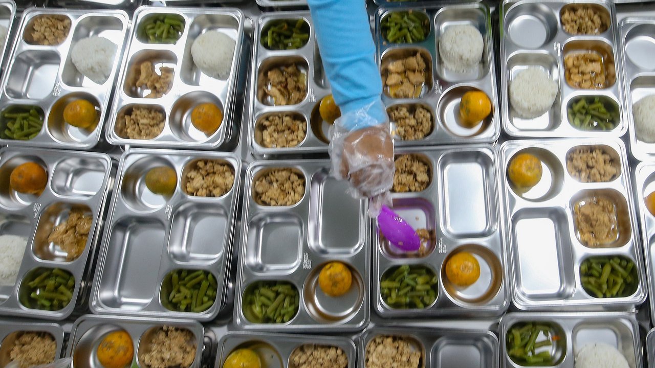 Pekerja menyiapkan menu Makan Bergizi Gratis (MBG) di Satuan Pelayanan Pemenuhan Gizi (SPPG) atau Dapur Kebayunan di Tapos, Depok, Jawa Barat, Senin (6/01/2025). Dapur Kebayunan, ang merupakan mitra mandiri Badan Gizi Nasional (BGN), memproduksi 16.203 porsi Makan Bergizi Gratis (MBG) setiap harinya.