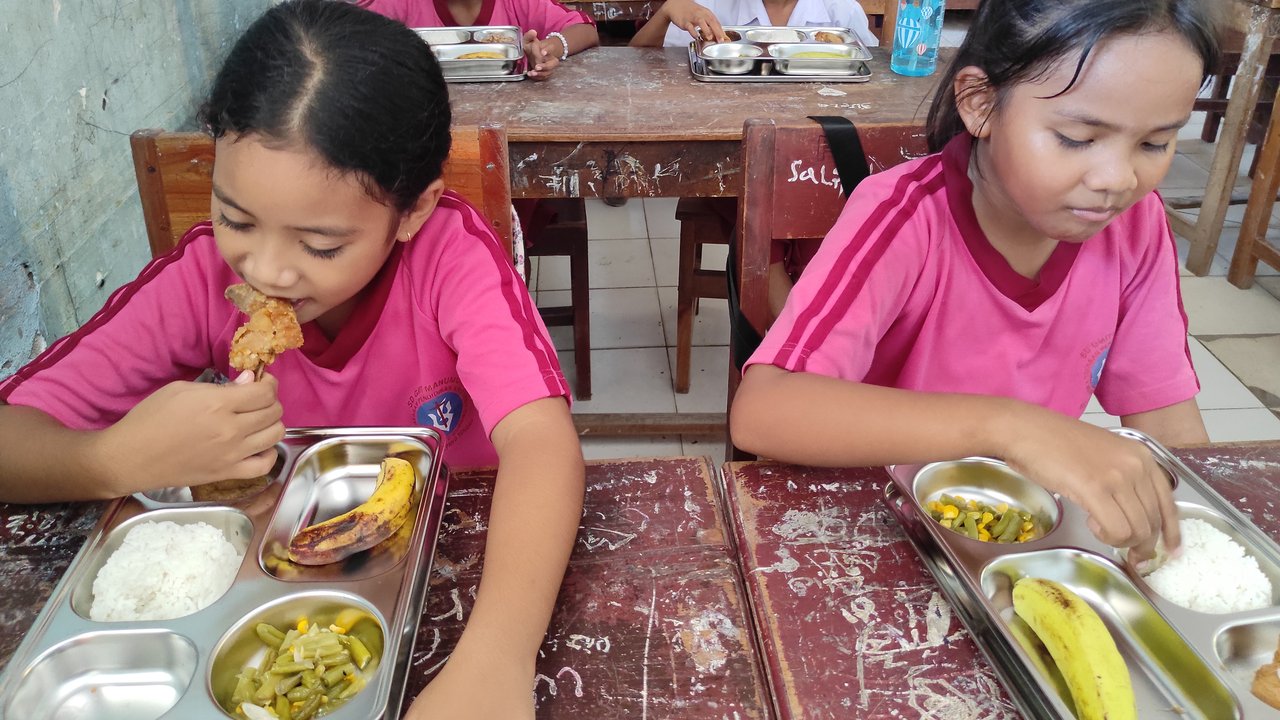 makan bergizi gratis di kupang