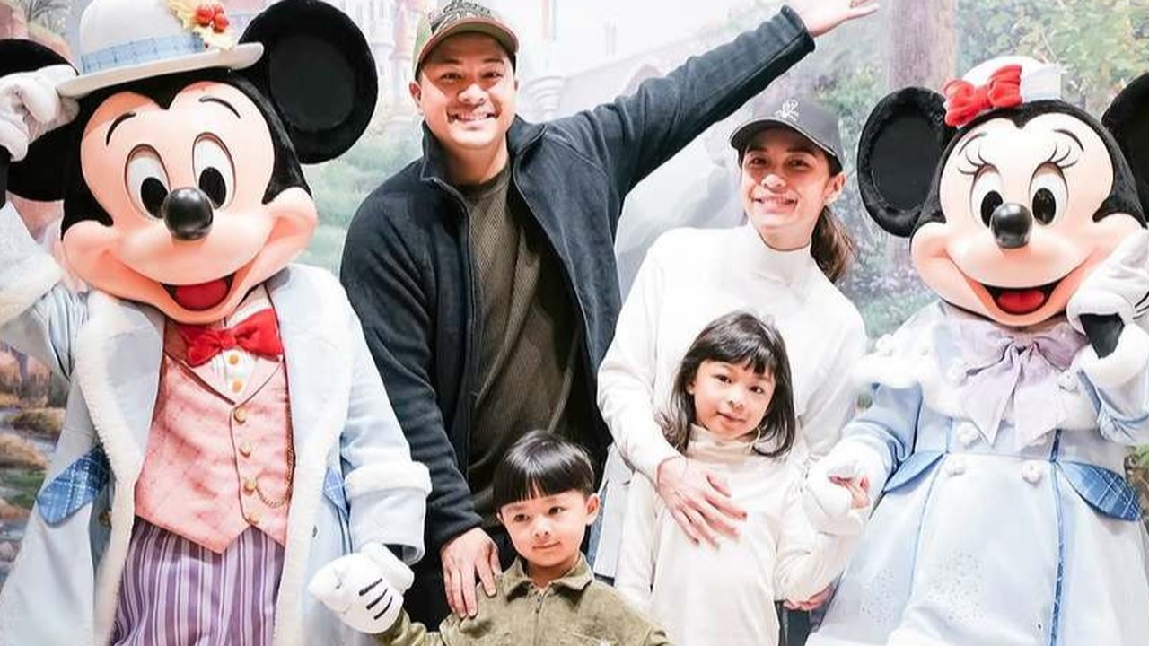Keluarga Glenn Alinskie & Chelsea Olivia tunjukkan liburan menyenangkan habiskan waktu di Disneyland Shanghai.