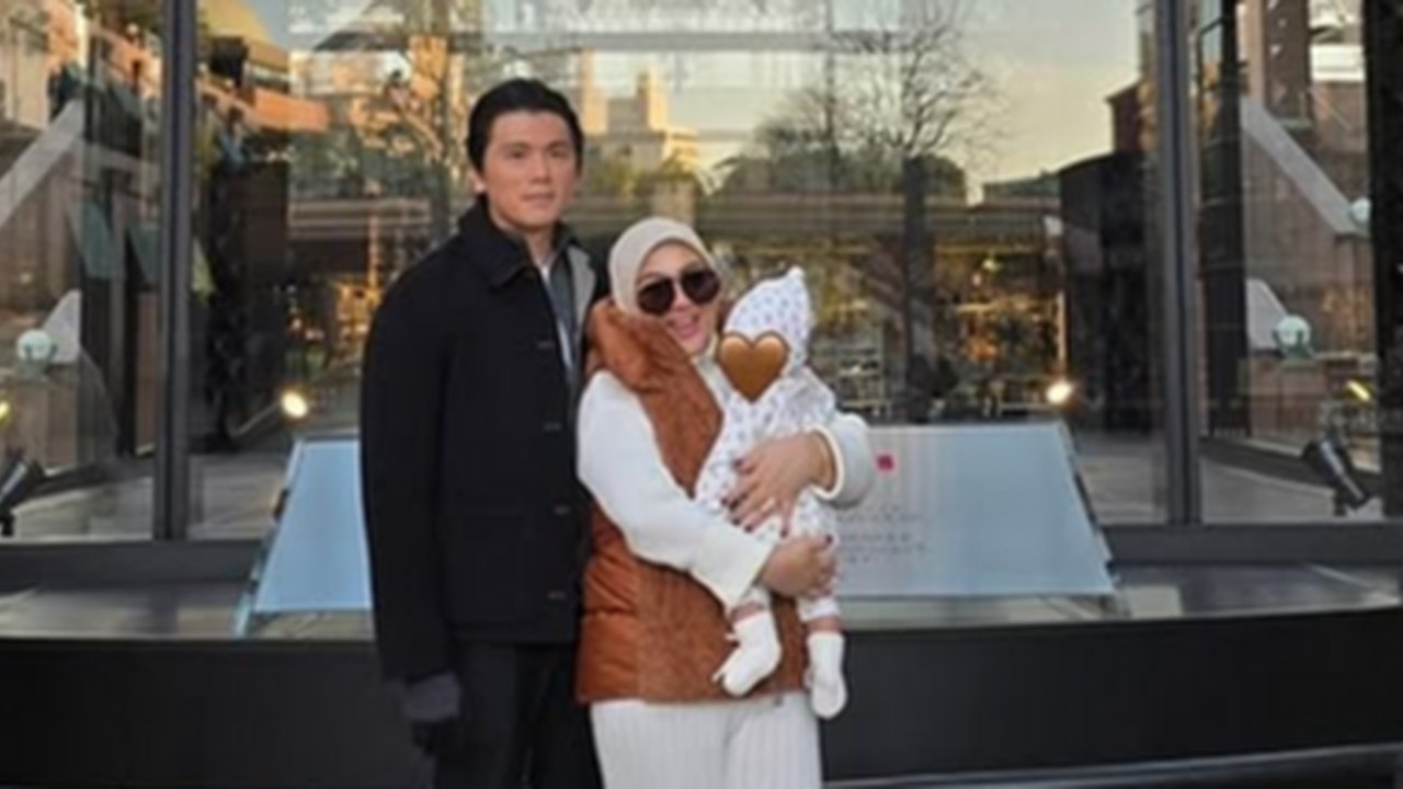 Potret Syahrini Ajak Princess R Perdana Kunjungi Kampung Halaman Reino Barack, Sang Putri Makin Menggemaskan