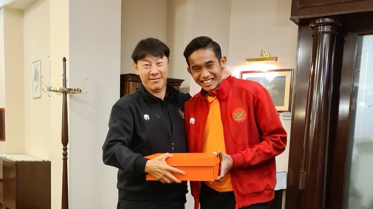 Pemain Timnas Rizky Ridho Bagikan Kenangan Manis Pose Manja STY Bersandar di Pundaknya
