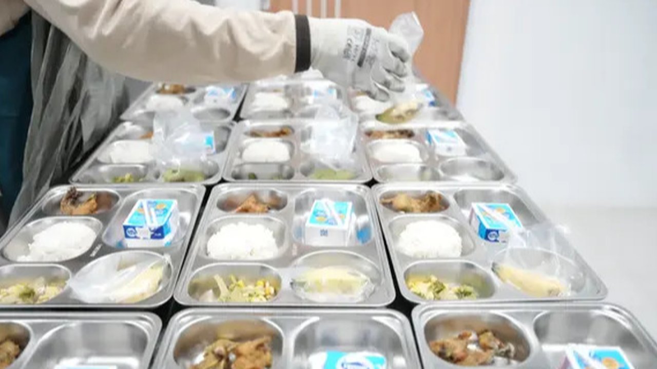 Pekerja menyiapkan menu Makan Bergizi Gratis (MBG) di Satuan Pelayanan Pemenuhan Gizi (SPPG) atau Dapur Kebayunan di Tapos, Depok, Jawa Barat, Senin (6/01/2025). Dapur Kebayunan, ang merupakan mitra mandiri Badan Gizi Nasional (BGN), memproduksi 16.203 porsi Makan Bergizi Gratis (MBG) setiap harinya.