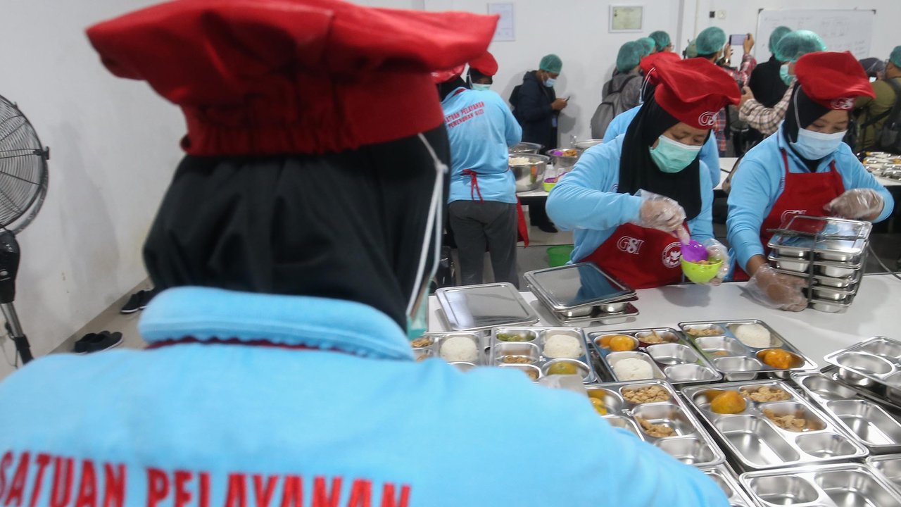 Stafsus Kepala Komunikasi Kepresidenan Hafizhul Mizan dan Gubernur Lemhannas Ace Hasan menyambangi SPPG atau dapur untuk program Makan Bergizi Gratis di Depok, Jawa Barat, Senin (6/1/2025). (Liputan6.com/ Ady Anugrahadi)