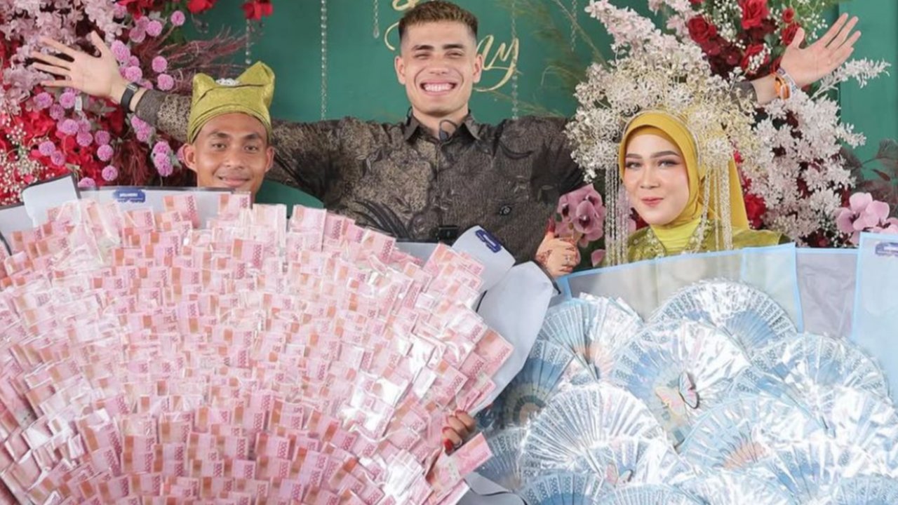 Momen Haru Aisar Khaled Beri Kejutan Rp100 Juta untuk Karyawannya yang Menikah