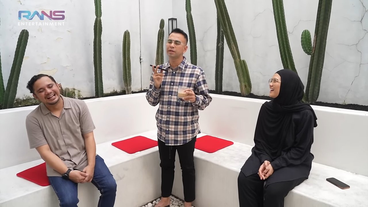Potret Raffi Ahmad 'Sidak' Rumah Karyawan, Langsung Beri Hadiah Uang Tunai Rp100 Juta