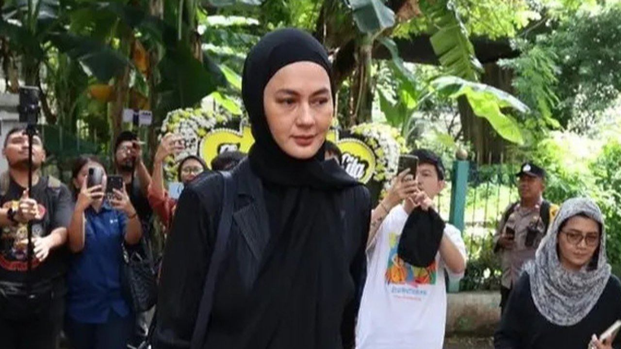 Potret Paula Verhoeven Melayat Ayah Baim Wong, Lepas Kepergian Mertua (Sumber: Kapanlagi.com/Budy Santoso)