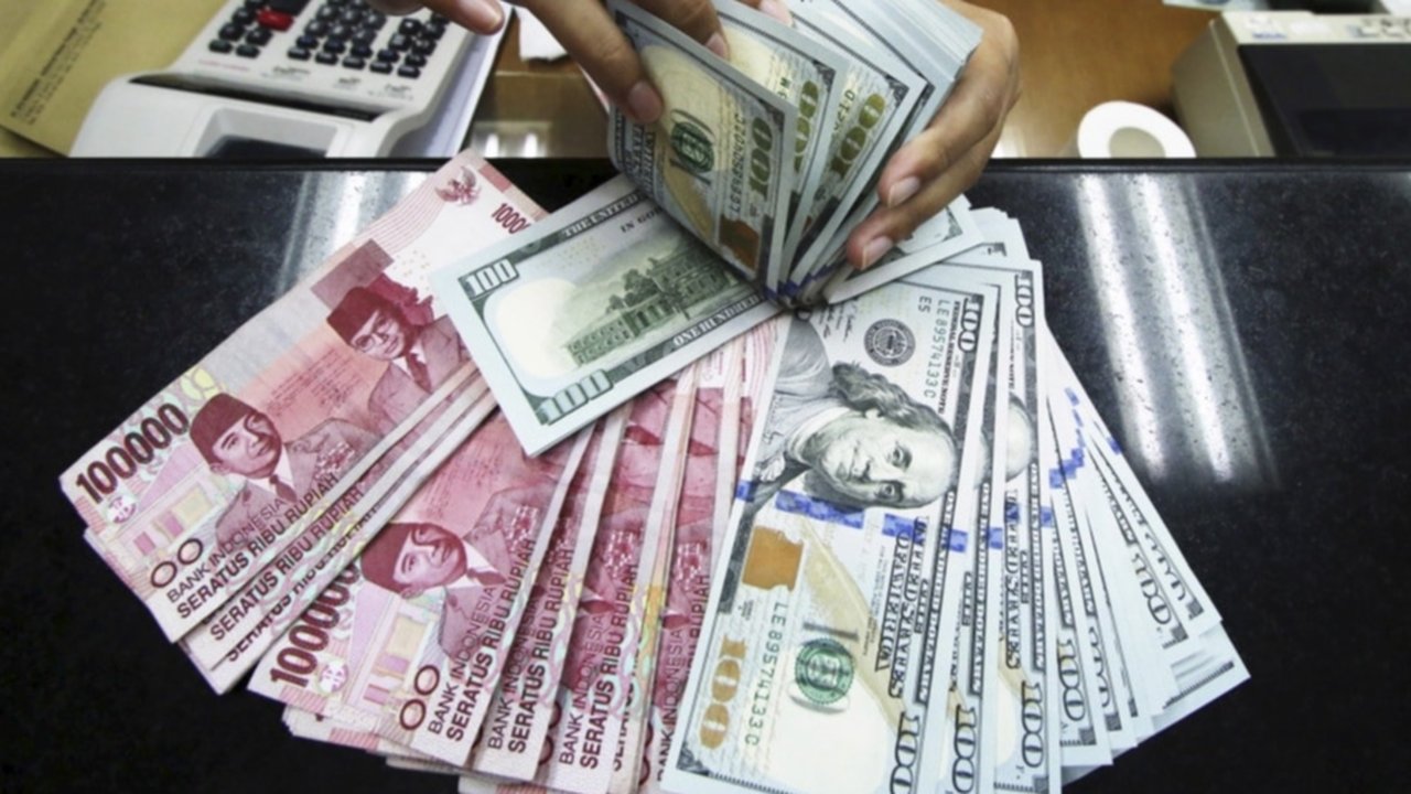 Nilai tukar rupiah sempat melemah hingga Rp16.300 per USD pada akhir pekan lalu. Pada perdagangan Senin (23/12), nilai tukar rupiah ditutup menguat di level Rp16.196 per USD. Sejumlah ekonom memprediksi, rupiah akan terus menguat hingga di bawah Rp16.000 per USD.