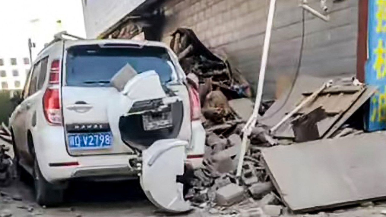 Reruntuhan bangunan di Lhatse, Kota Shigatse, Tibet, China, setelah terjadi gempa dahsyat berkekuatan 7,1 magnitudo, pada Selasa (7/1/2025).