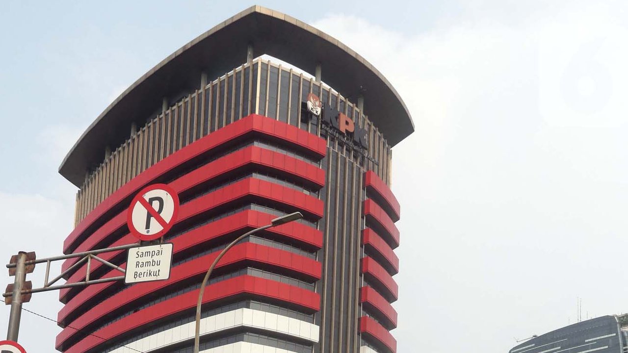 Kendaraan penyemprot air milik kepolisian disiagakan di jalan Kuningan Persada sekitar Gedung Merah Putih KPK, Jakarta, Selasa (1/6/2021). Pengamanan gedung KPK dan sekitarnya diperketat terkait upacara pelantikan pegawai KPK menjadi Aparatur Sipil Negara. (Liputan6.com/Helmi Fithriansyah)