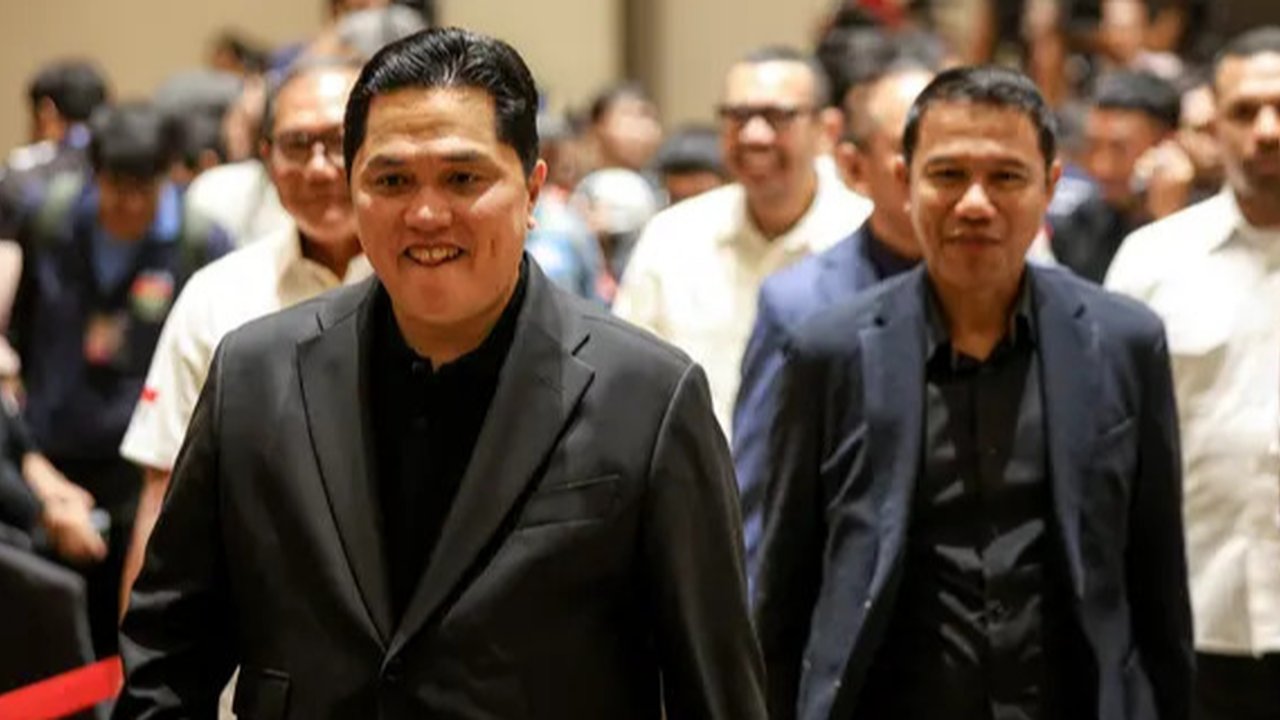 Ketua Umum PSSI, Erick Thohir (tengah) bersama jajarannya meninggalkan tempat konferensi pers terkait rencana baru perkembangan Timnas Indonesia yang berlangsung di Menara Danareksa, Kemayoran, Jakarta Pusat, Senin (06/01/2025). (Bola.com/Bagaskara Lazuardi)