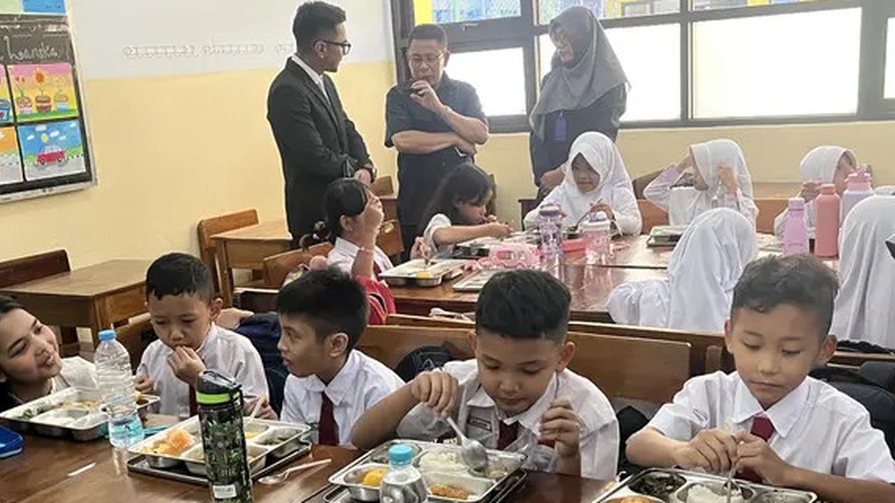 SPPG juga bekerja sama dengan seorang ahli gizi dan seorang akuntan untuk memastikan pengawasan ketat terhadap kualitas gizi dan kelancaran distribusi makanan. (merdeka.com/Arie Basuki)