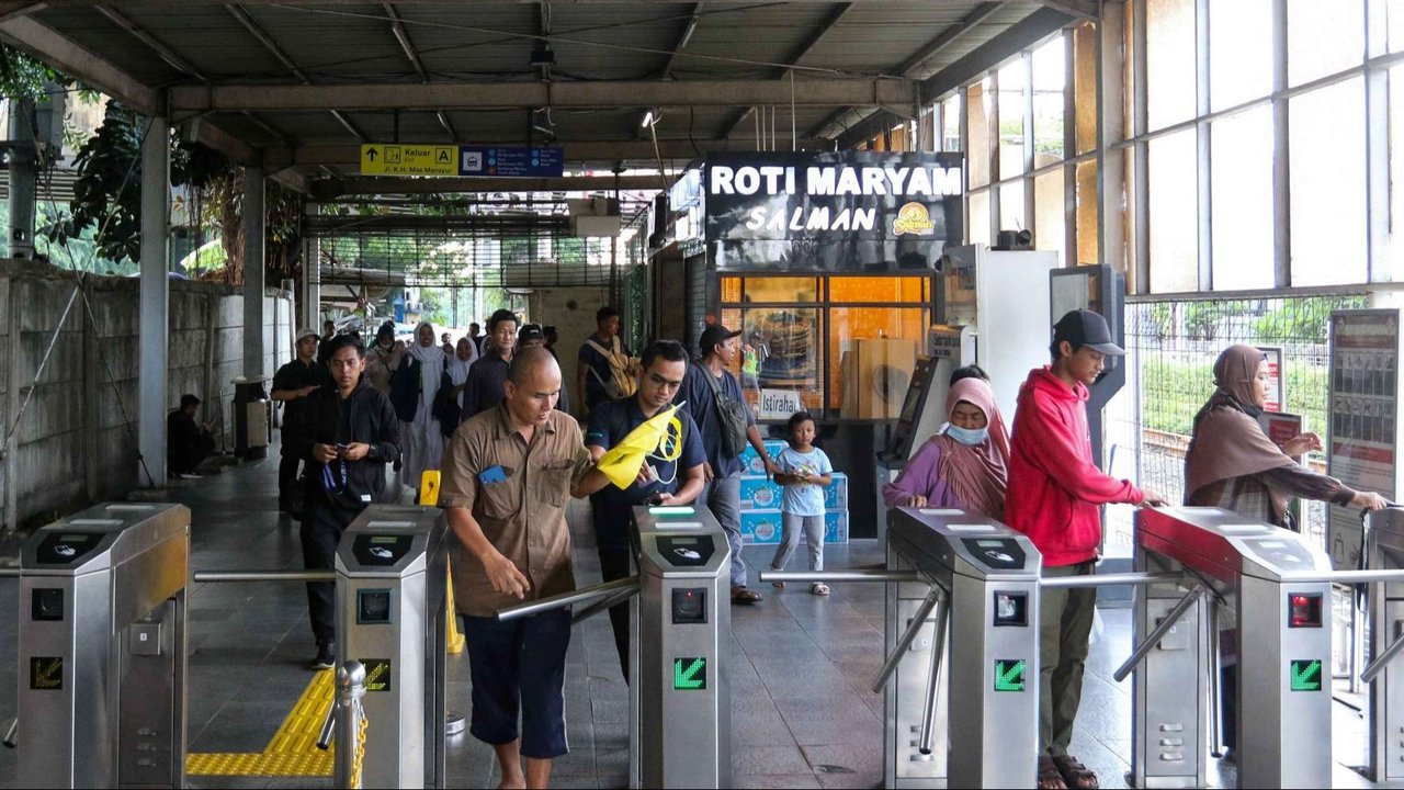 Penumpang menaiki KRL Commuterline di Stasiun Karet, Jakarta, pada Kamis (2/1/2025).