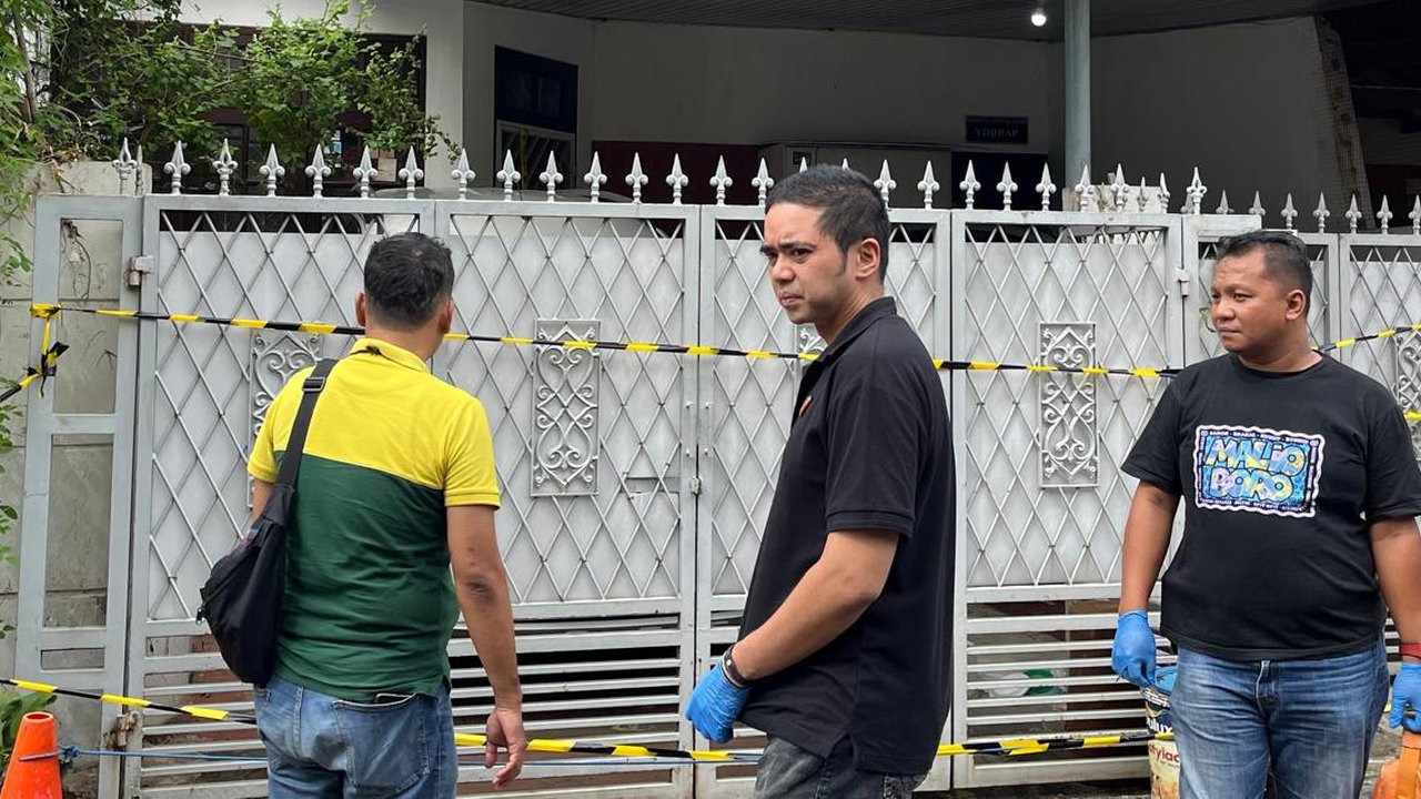 Penyidik Polres Metro Jakarta Selatan kembali melakukan olah tempat kejadian perkara (TKP) kasus pembunuhan ayah dan nenek di di Perumahan Taman Bona Indah, Lebak Bulus, Cilandak, Jakarta Selatan, Sabtu (30/11/2024). (Liputan6.com/Ady Anugrahadi)