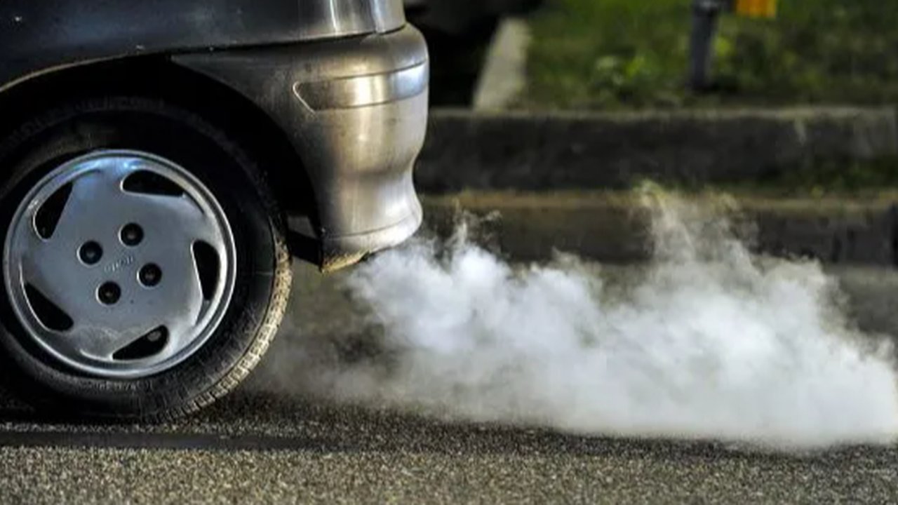 Makna Asap Putih yang Keluar dari Knalpot Mobil Berbahan Bakar Bensin