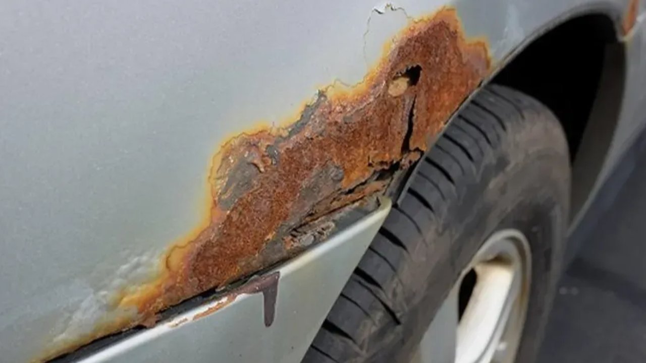 Ini Perbedaan Antara Karat Permukaan dan Karat Mendalam pada Mobil