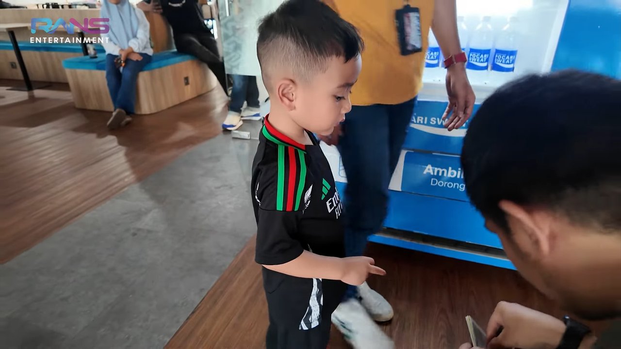 Celetukan Rayyanza Bareng Karyawan saat Lihat Vending Machine Minuman di Kantor: Buat Dewasa?