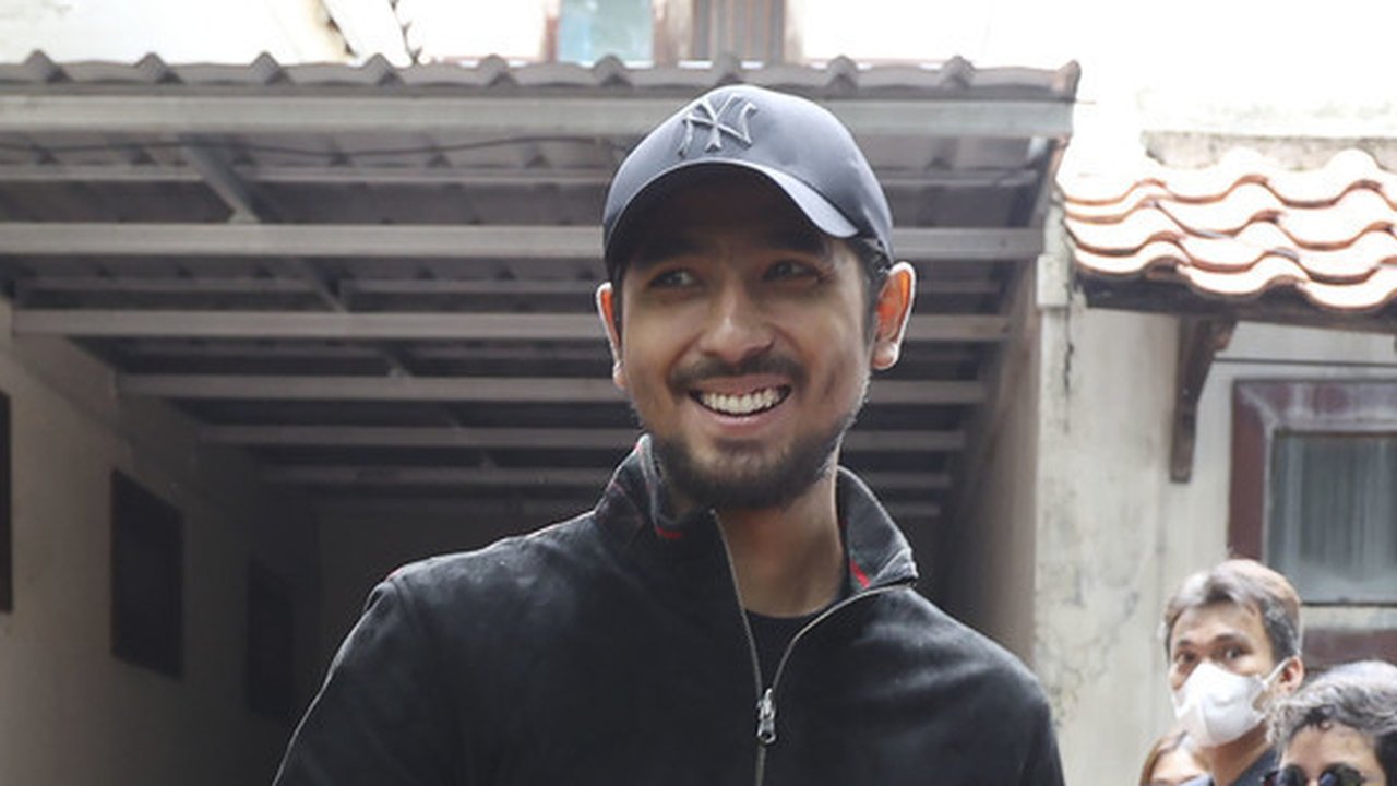 “Jadi memang ketemu di premier pun sosok yang sangat baik ya. Sama saya juga baik saat itu, tapi karena kondisi premier waktu itu kan rame, jadi mungkin Om Johnny langsung istirahat jadi gak bisa ngobrol banyak,” katanya.