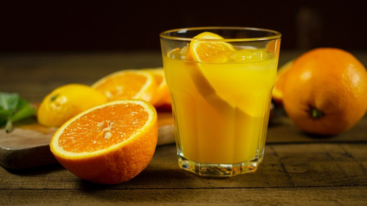 Ilustrasi es jeruk, minuman jeruk. (Photo by Mateusz Feliksik on Unsplash)