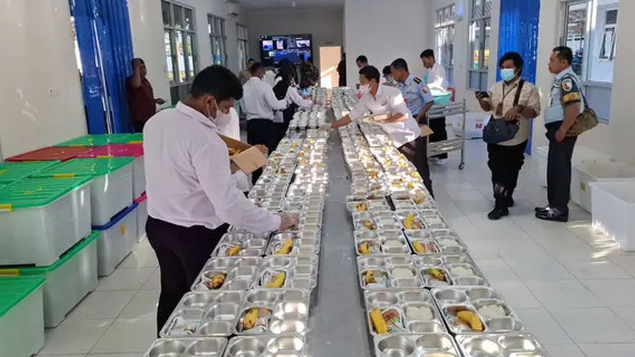 Pj Gubernur Jakarta Teguh Setyabudi mengatakan susu akan tetap disajikan dalam Program Makan Bergizi Gratis (Program MBG), namun tidak setiap hari. (Liputan6.com/Winda Nelfira)