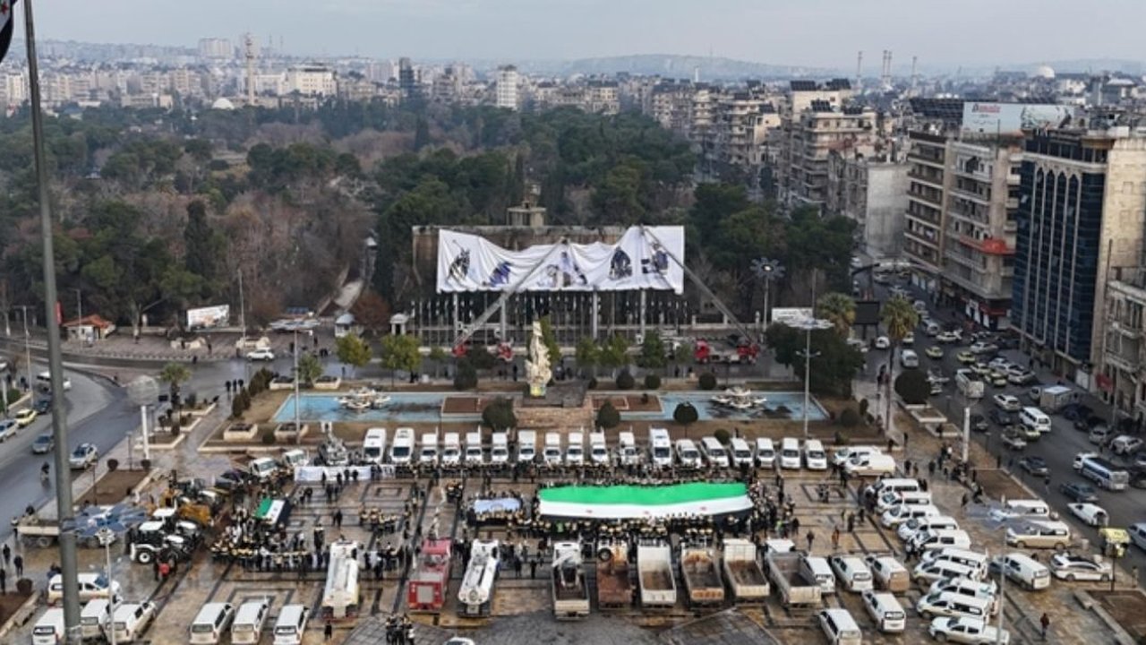 Seorang pria menginjak gambar presiden terguling, Bashar al-Assad, saat orang-orang memasuki kediamannya di daerah Malki, Damaskus, pada Minggu (8/12/2024), setelah pemberontak menyatakan