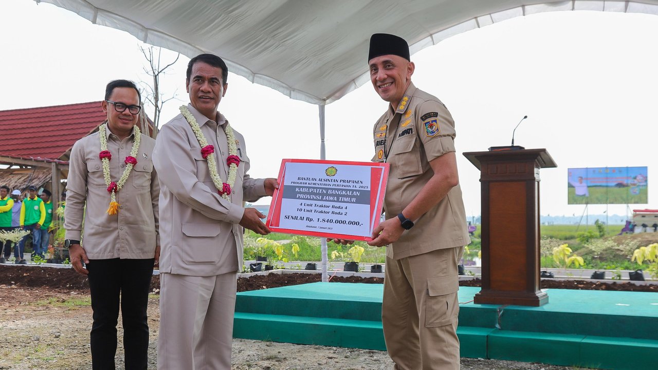 Mentan Amran Salurkan Bantuan Pompa hingga Alsintan