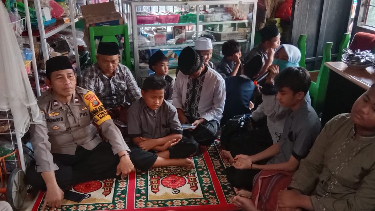Bhabinkamtibmas yang Jadi Bapak Asuh 98 Anak Yatim Piatu di Batuceper
